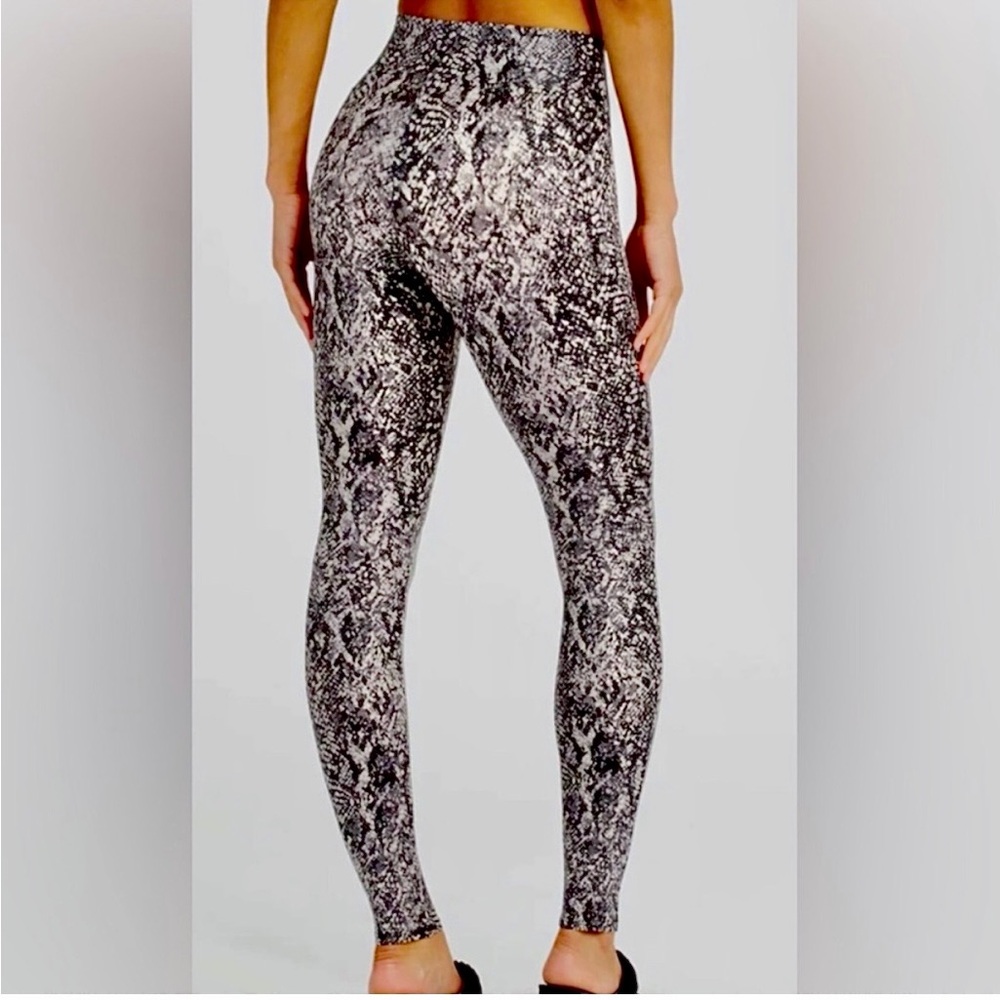 SPANX Black and Gray Patterned Shimmer Snake Print Leggings